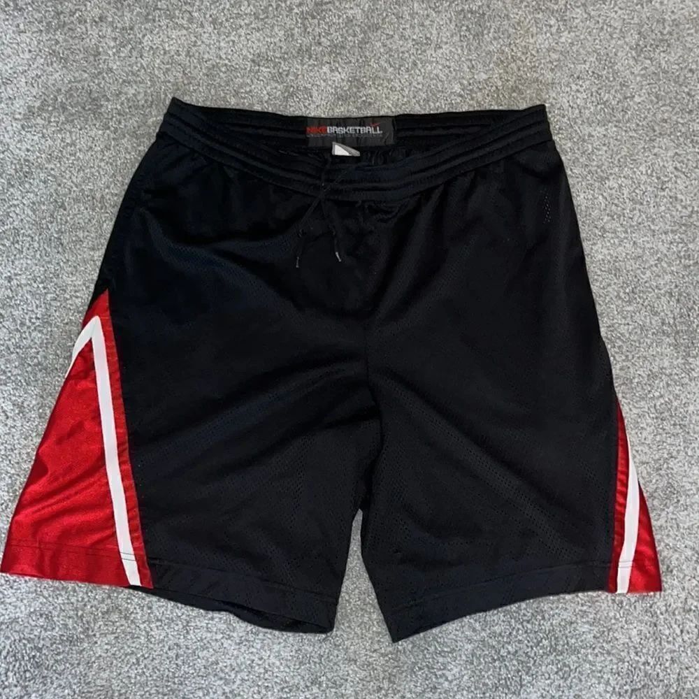 Red & Black Chicago Bulls colors NO Pockets NIKE basketball lined shorts XL